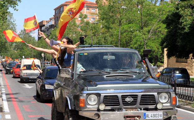 La caravana de Vox en Segovia: 250 vehículos ruedan entre vítores y gritos de «sinvergüenzas» desde los balcones