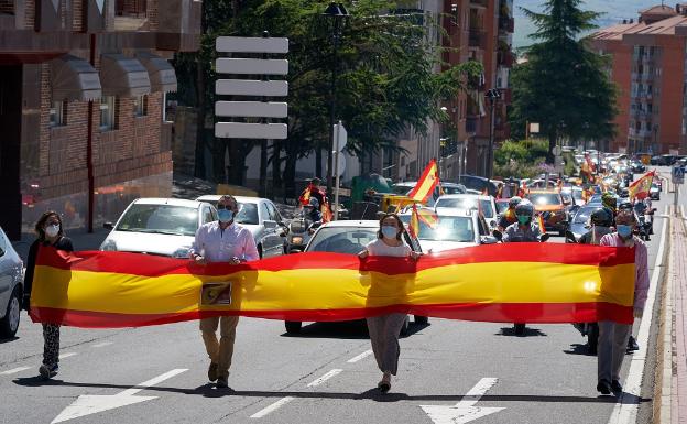 Más de 300 vehículos secundan la convocatoria de Vox contra el Gobierno en Ávila