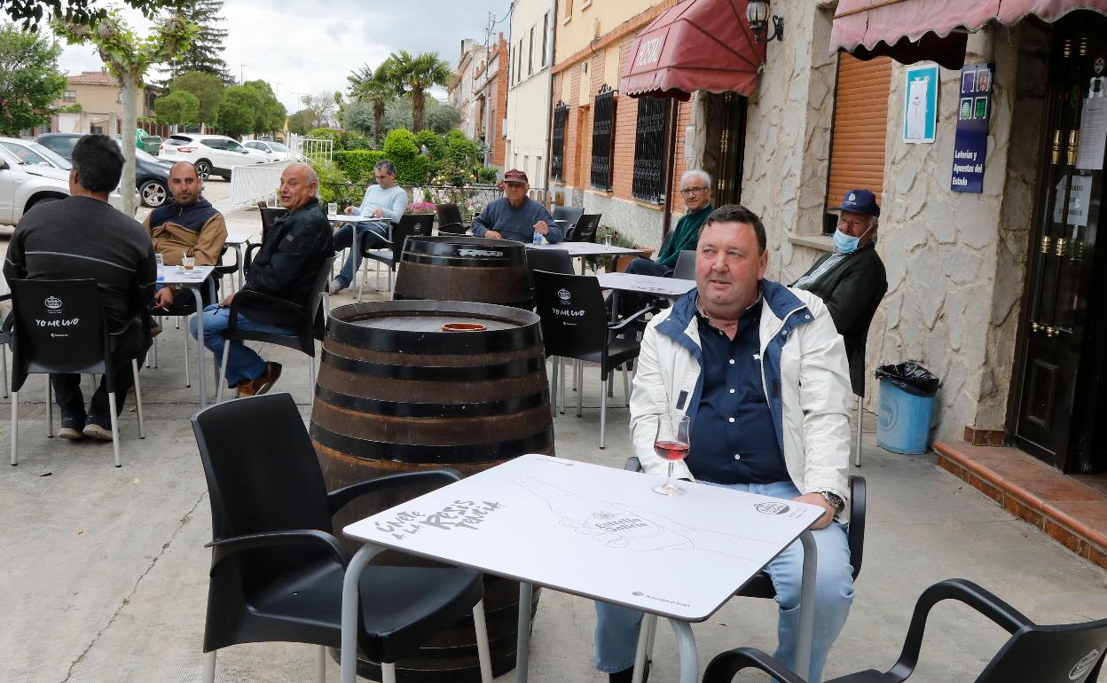 Varios vecinos de Torquemada, en uno de los tres bares abiertos. 