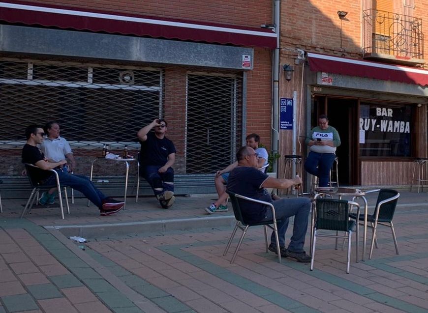 Clientes en la terraza del bar Ruy-Wamba de Mota del Marqués.