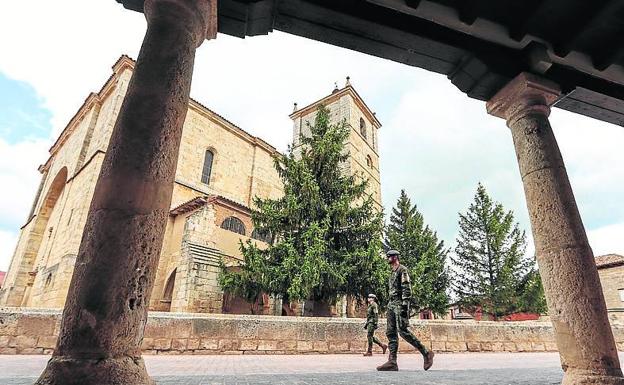 Una patrulla militar ejerce labores de control en las calles de Astudillo, en Palencia. 