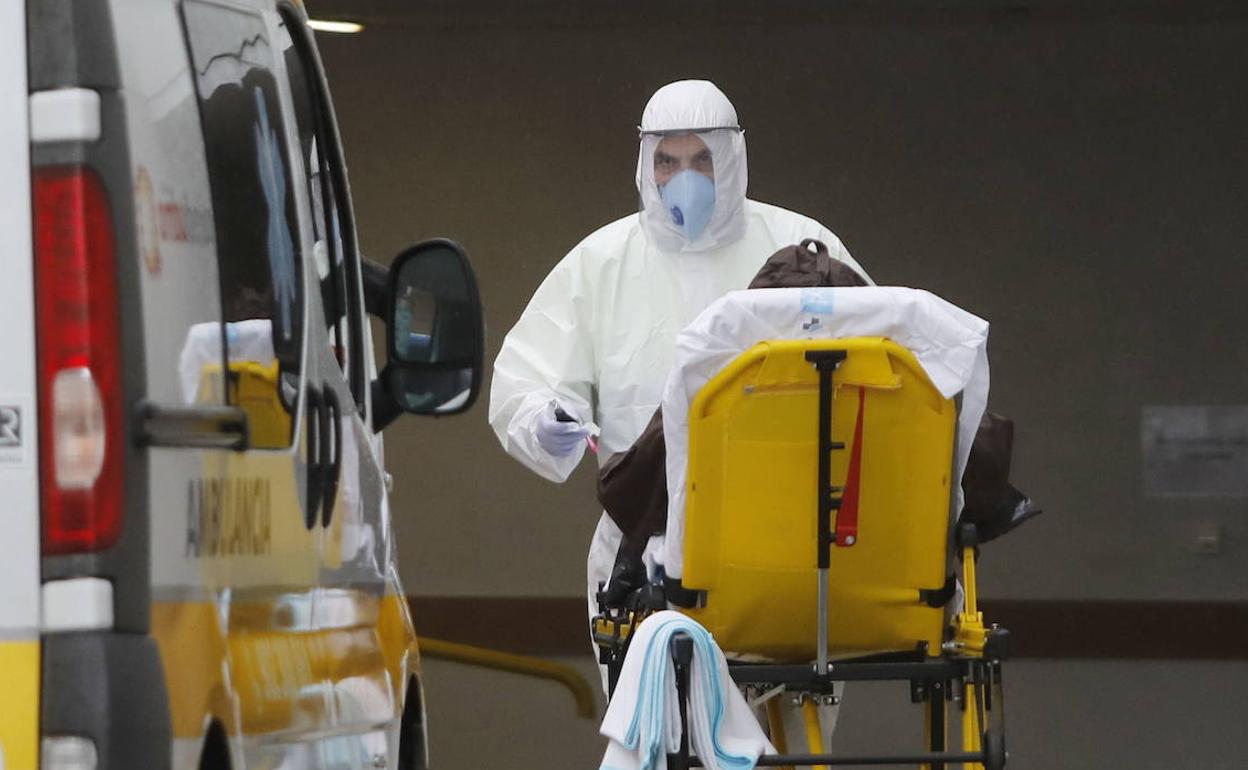 Un profesional sanitaro, en el hospital de Palencia. 