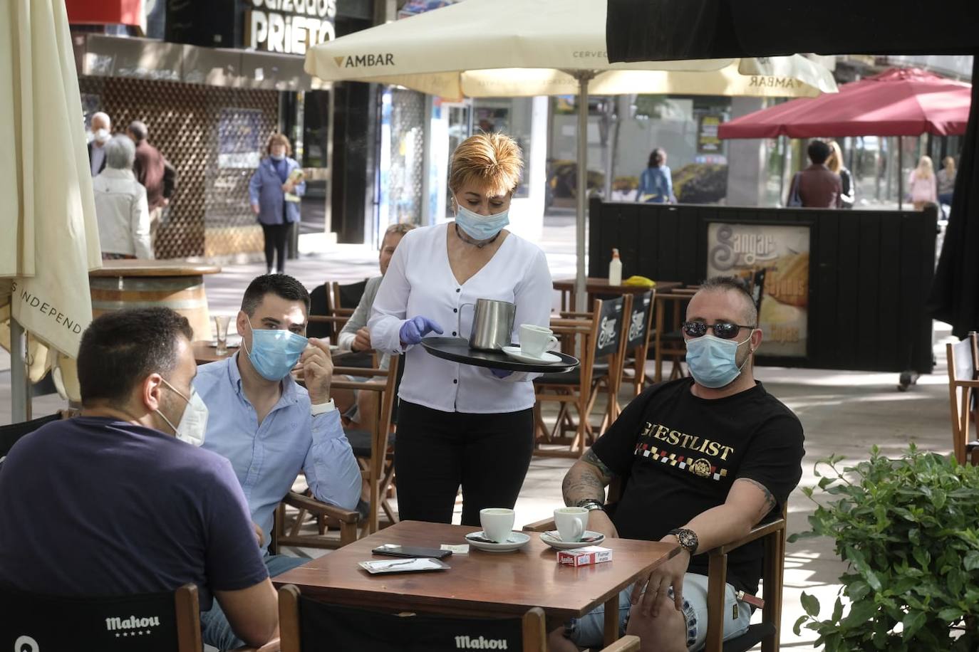 Una camarera atiende a varios clientes en una terraza del Paseo de Zorrilla. 