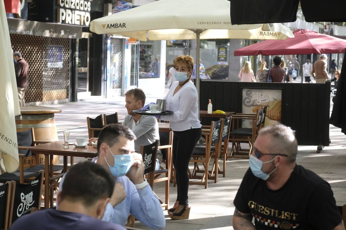 Una camarera atiende a varios clientes en una terraza del Paseo de Zorrilla. 