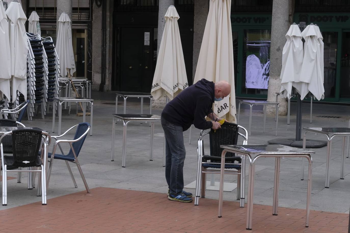 Colocando sillas en la terraza de la Plaza Mayor.