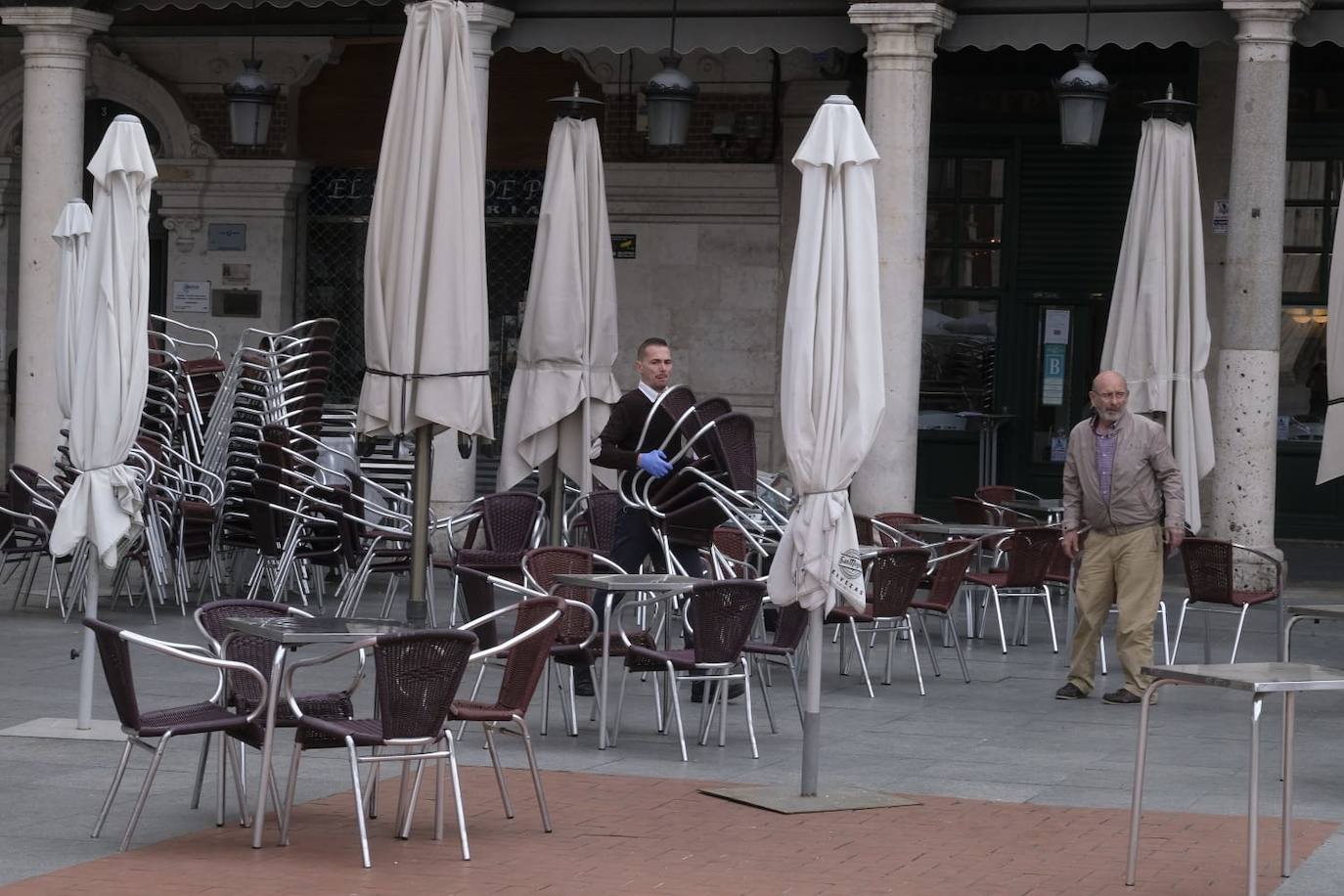 Colocando sillas en la terraza de la Plaza Mayor.