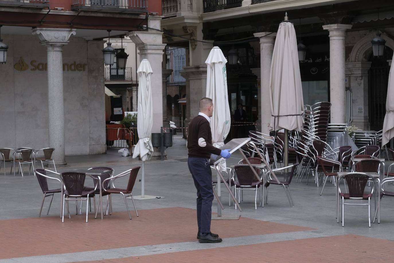 Colocando sillas y mesas en la terraza de la Plaza Mayor.