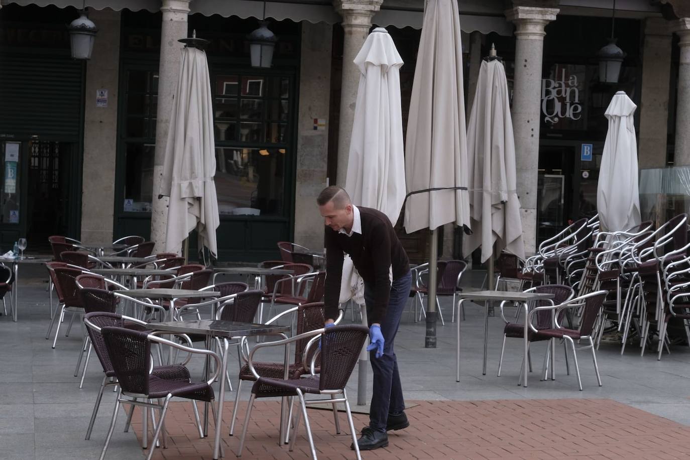 Colocando sillas en la terraza de la Plaza Mayor.