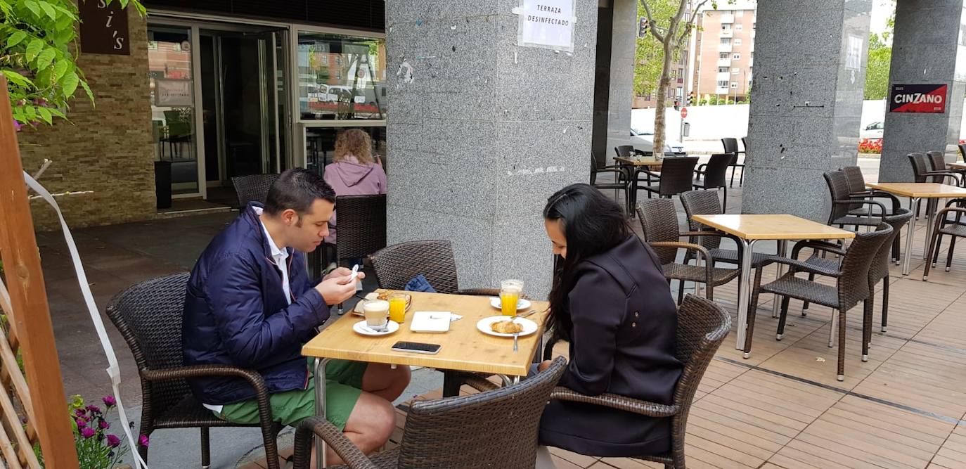 Una pareja desayuna en la terraza de Parquesol.