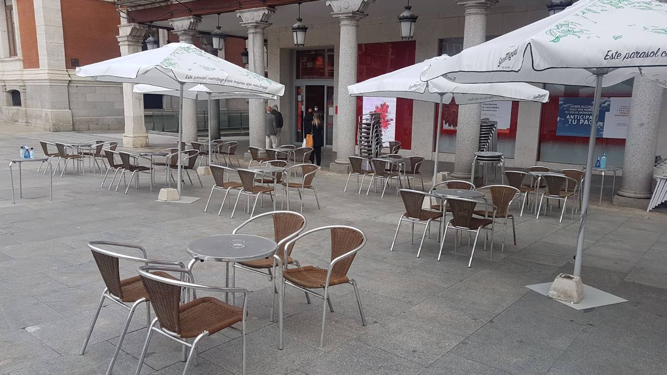 Terraza, de momento vacía, en el centro de Valladolid. 