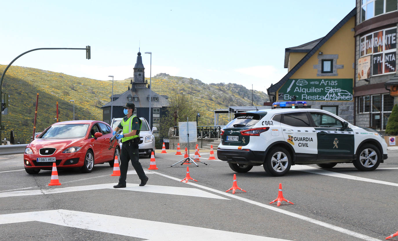 Control de la Guardia Civil en el puerto de Navacerrada 