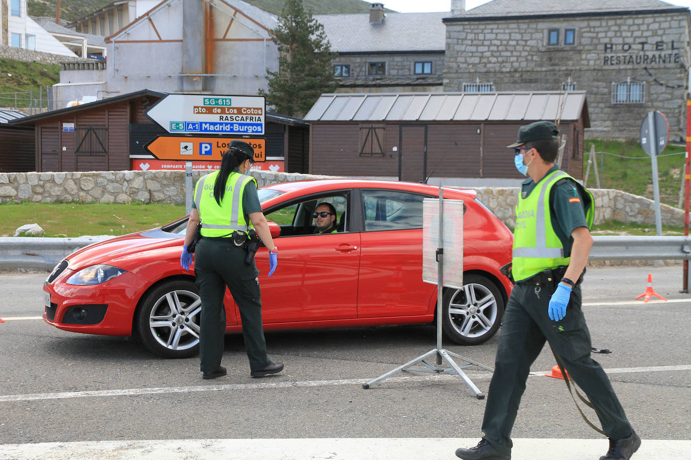 Control de la Guardia Civil en el puerto de Navacerrada 