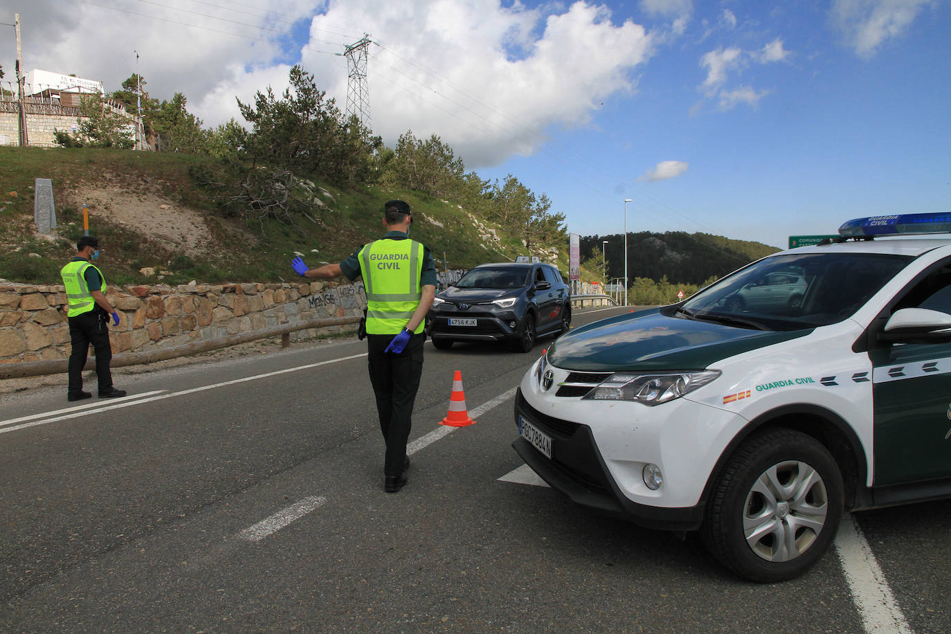 Control de la Guardia Civil en el puerto de Navacerrada 