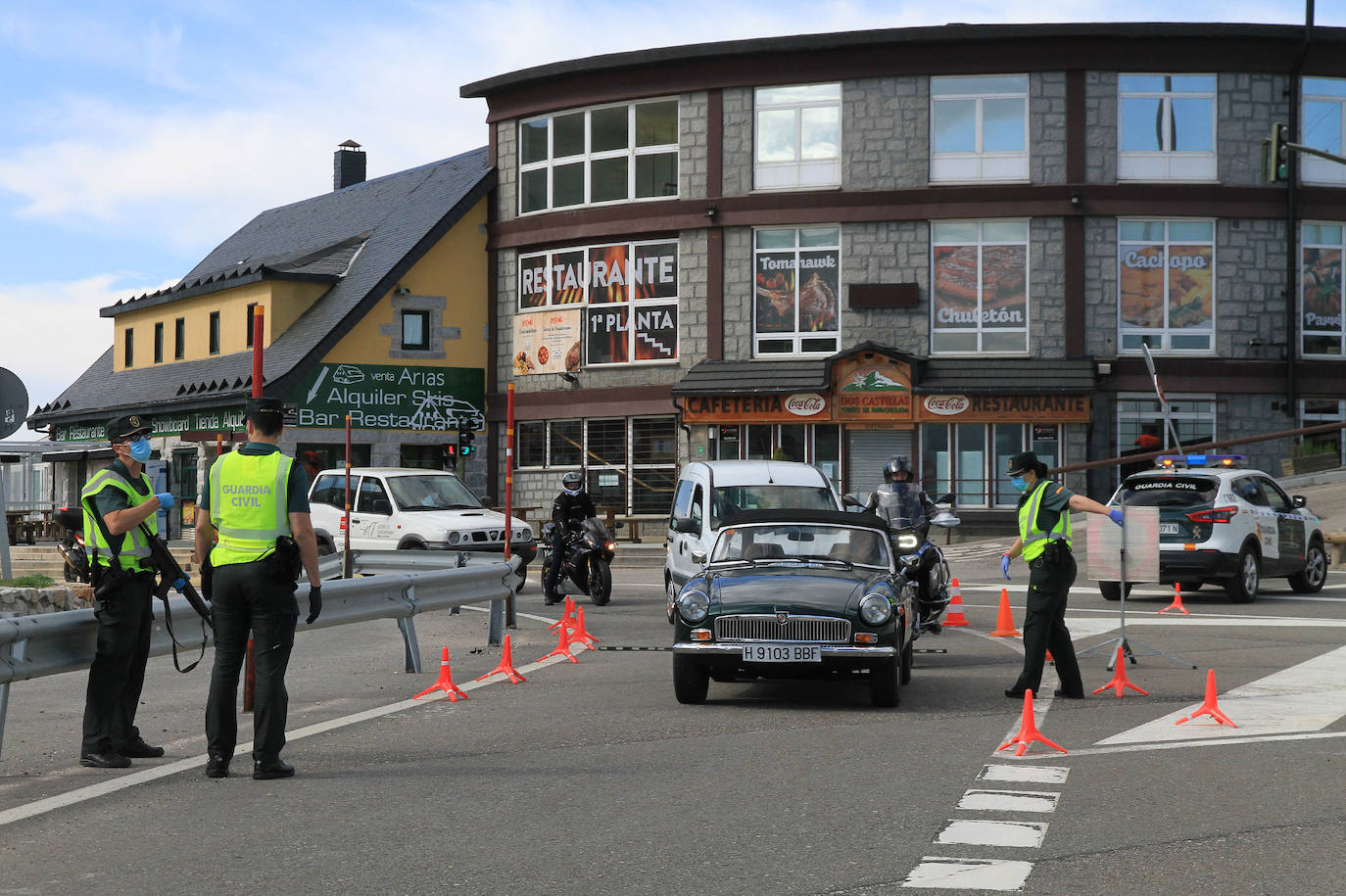 Control de la Guardia Civil en el puerto de Navacerrada 