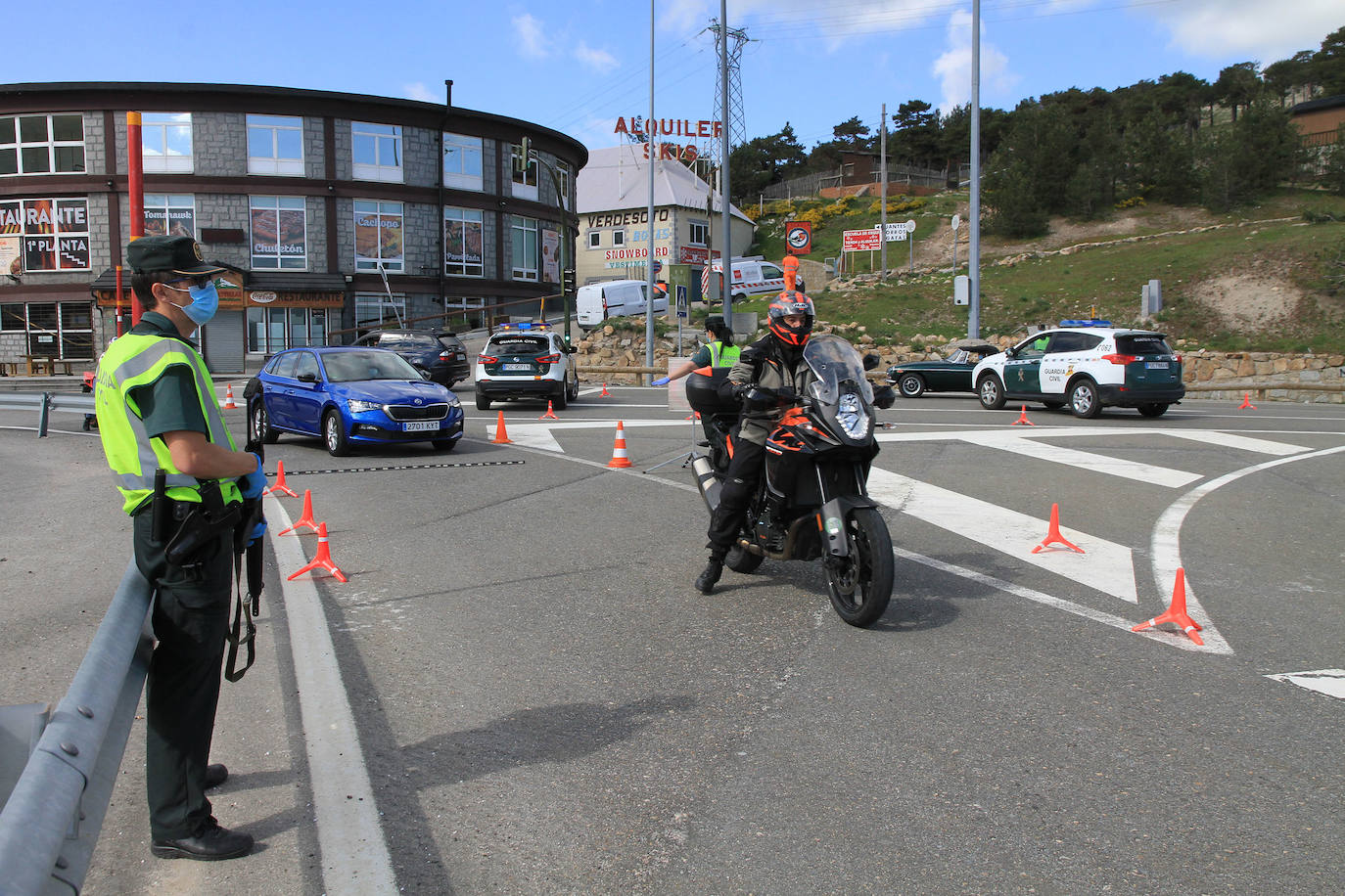 Control de la Guardia Civil en el puerto de Navacerrada 