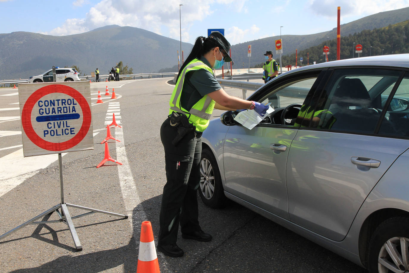 Control de la Guardia Civil en el puerto de Navacerrada 