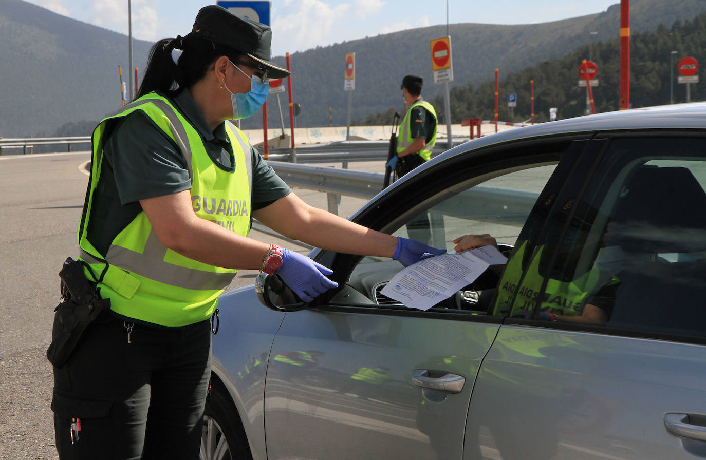 Control de la Guardia Civil en el puerto de Navacerrada 