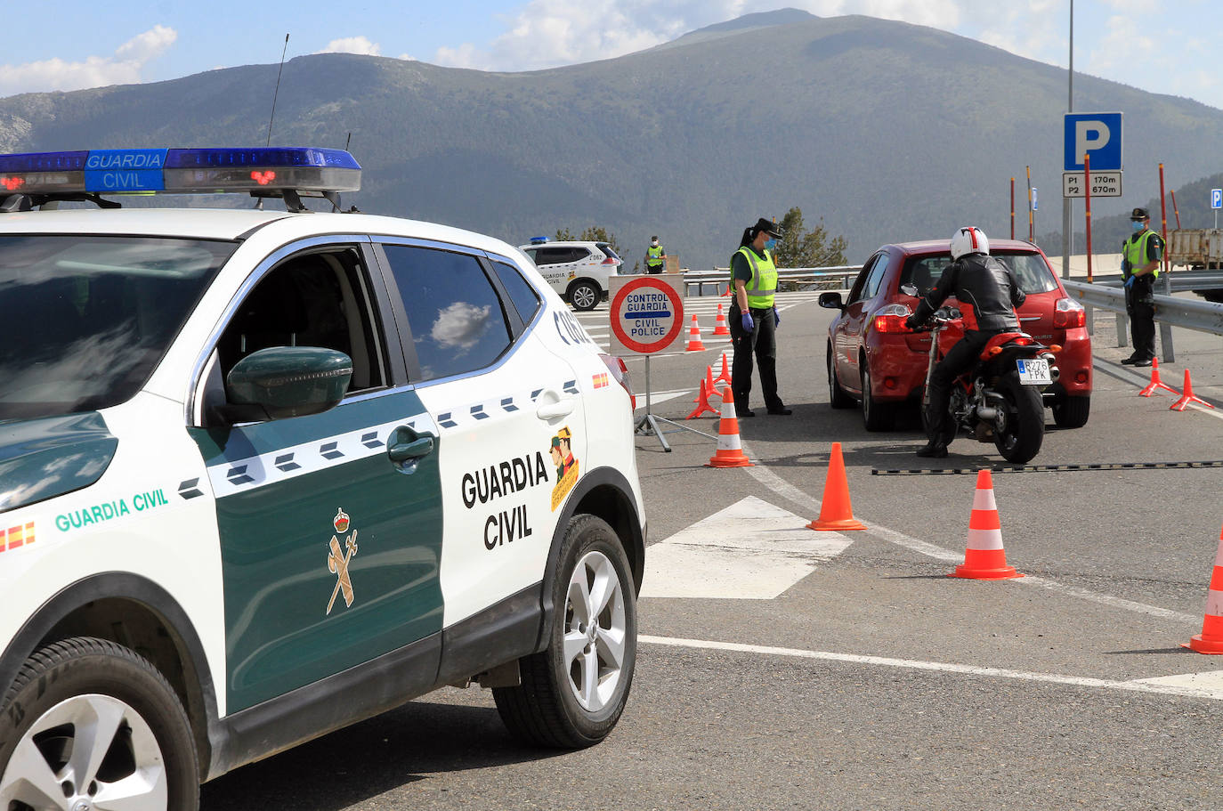 Control de la Guardia Civil en el puerto de Navacerrada 