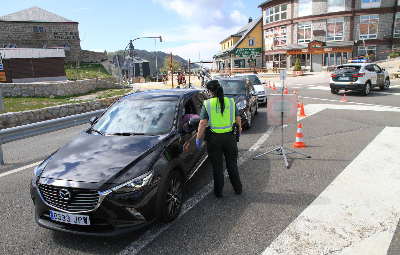 Control de la Guardia Civil en el puerto de Navacerrada 