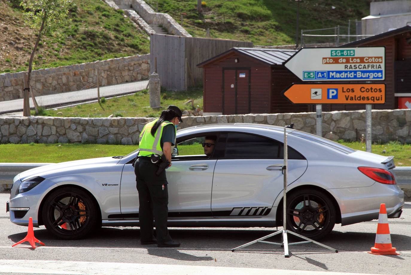 Control de la Guardia Civil en el puerto de Navacerrada 