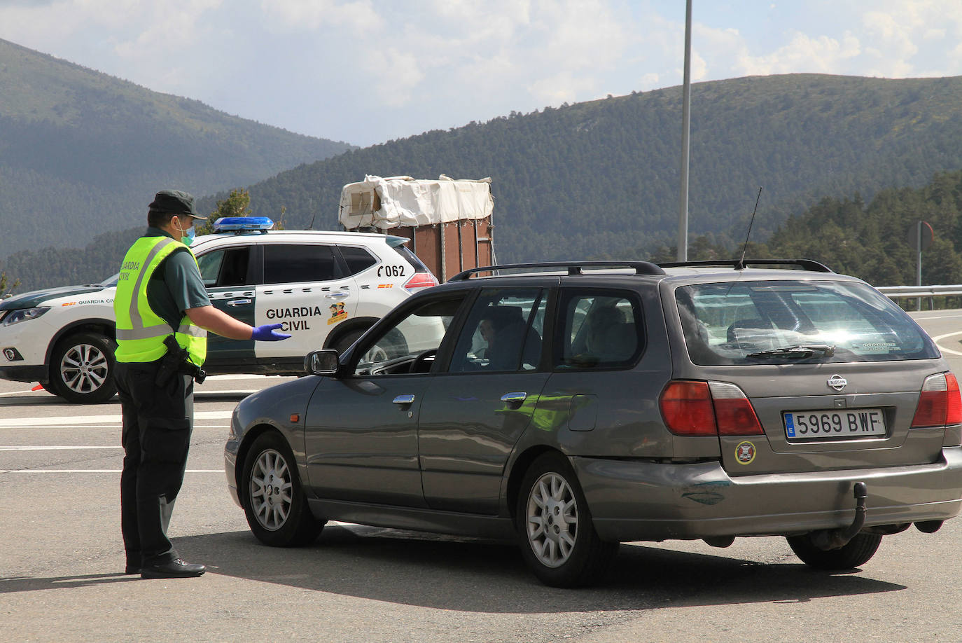 Control de la Guardia Civil en el puerto de Navacerrada 