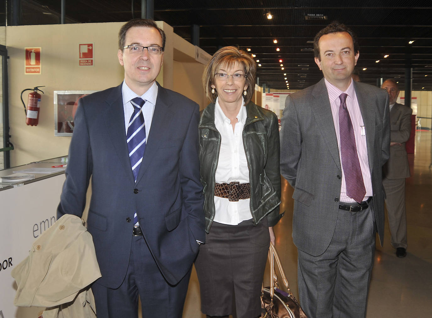 04.05.10 Germán Barrios, gerente del servicio Público de Empleo, la procuradora Mercedes Coloma y Carlos Escudero, en la entrega de los premios Castilla y León Emprende en la Feria de Muestras de Valladolid.