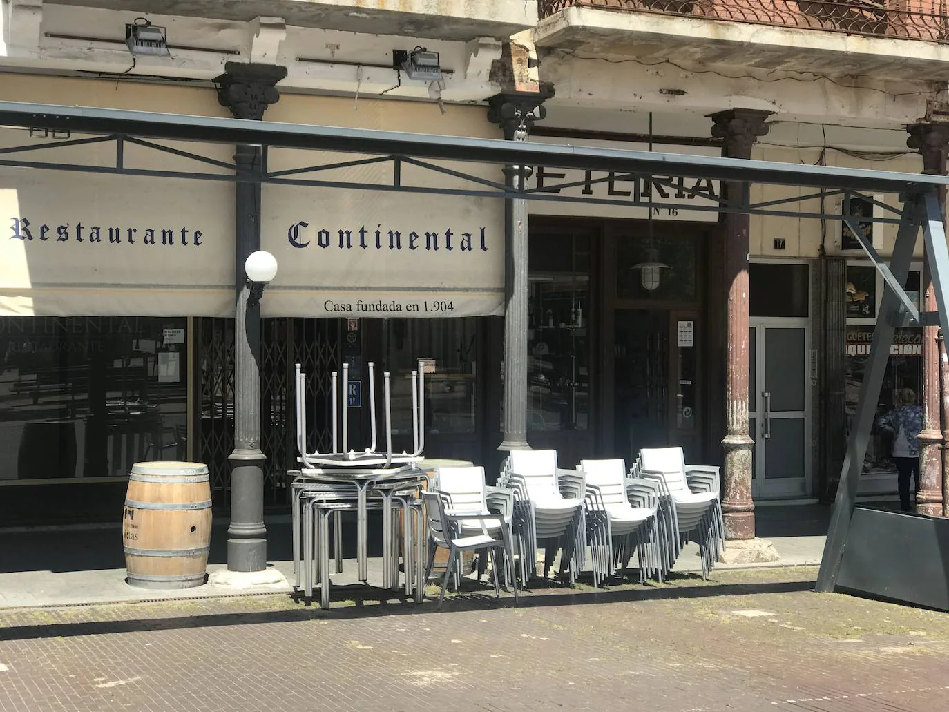Restaurante Continental en la Plaza Mayor de Medina del Campo donde no han abierto las terrazas del municipio en el primer día de la fase 1 de la desescalada.
