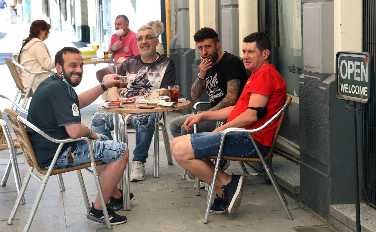 Un grupo de amigos en la terraza del Alaska.