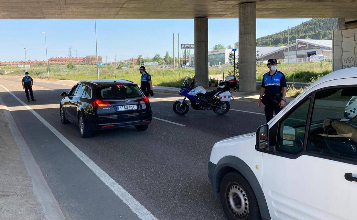Control de la Policía Local en la carretera de Soria durante el fin de semana.