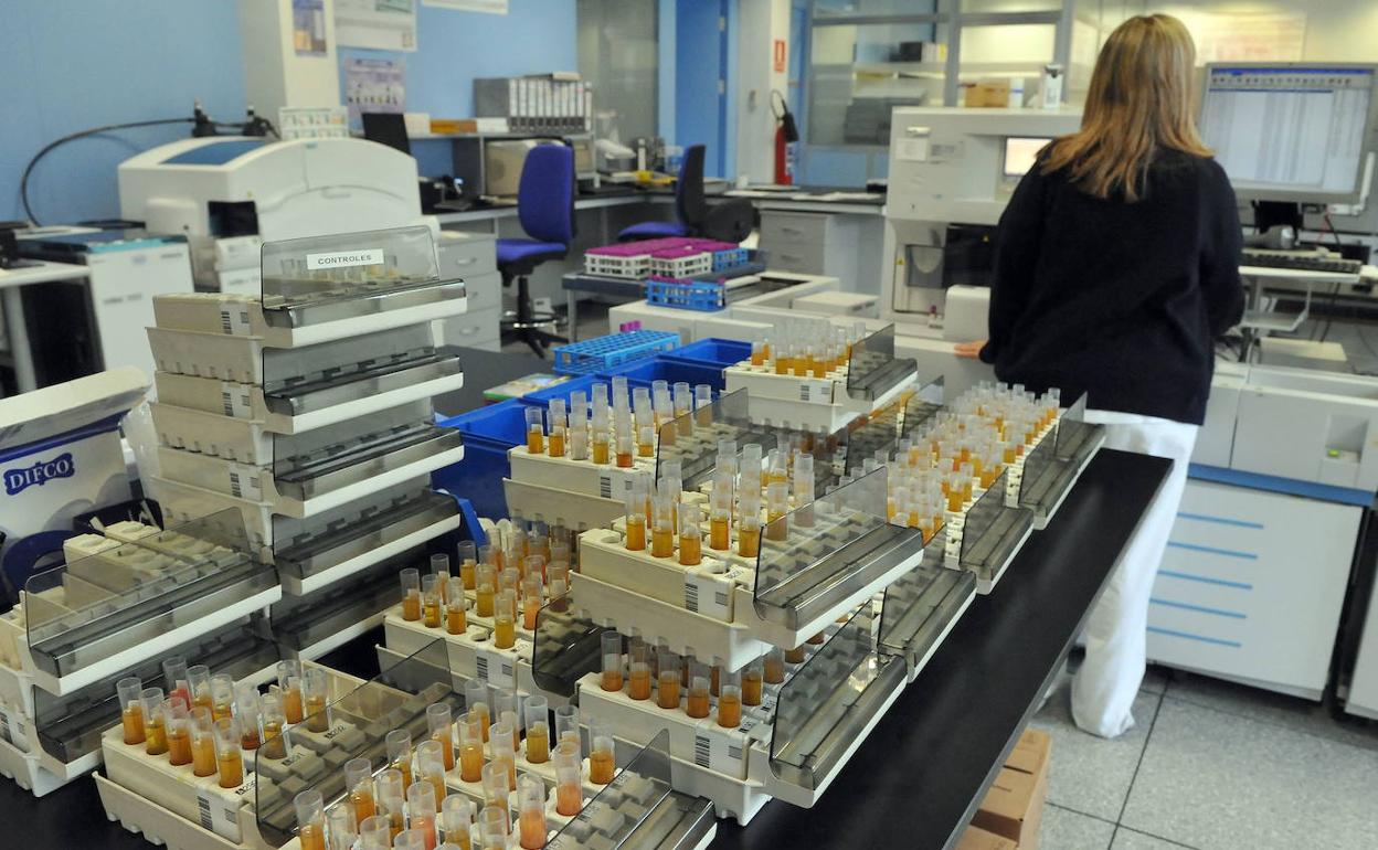 Laboratorio del centro de Hemoterapia. F. JIMÉNEZ