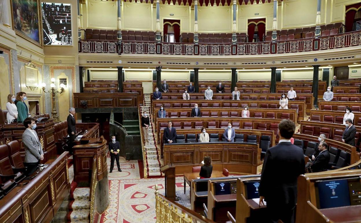 Minuto de silencio por las víctimas de la covid-19 antes de un plano del Congreso de los Diputados.