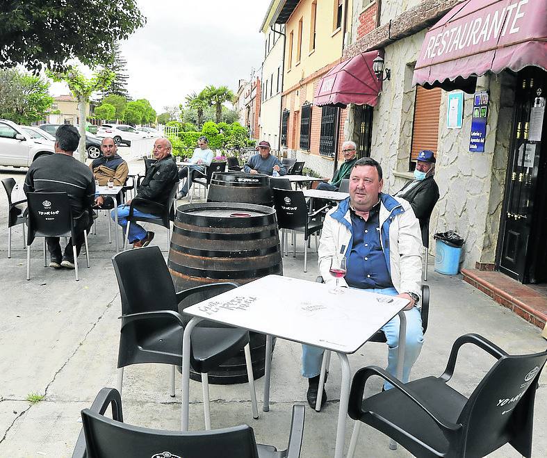 Vecinos de Torquemada, en una terraza tras acceder a la fase 1 el pasado 11 de mayo. 