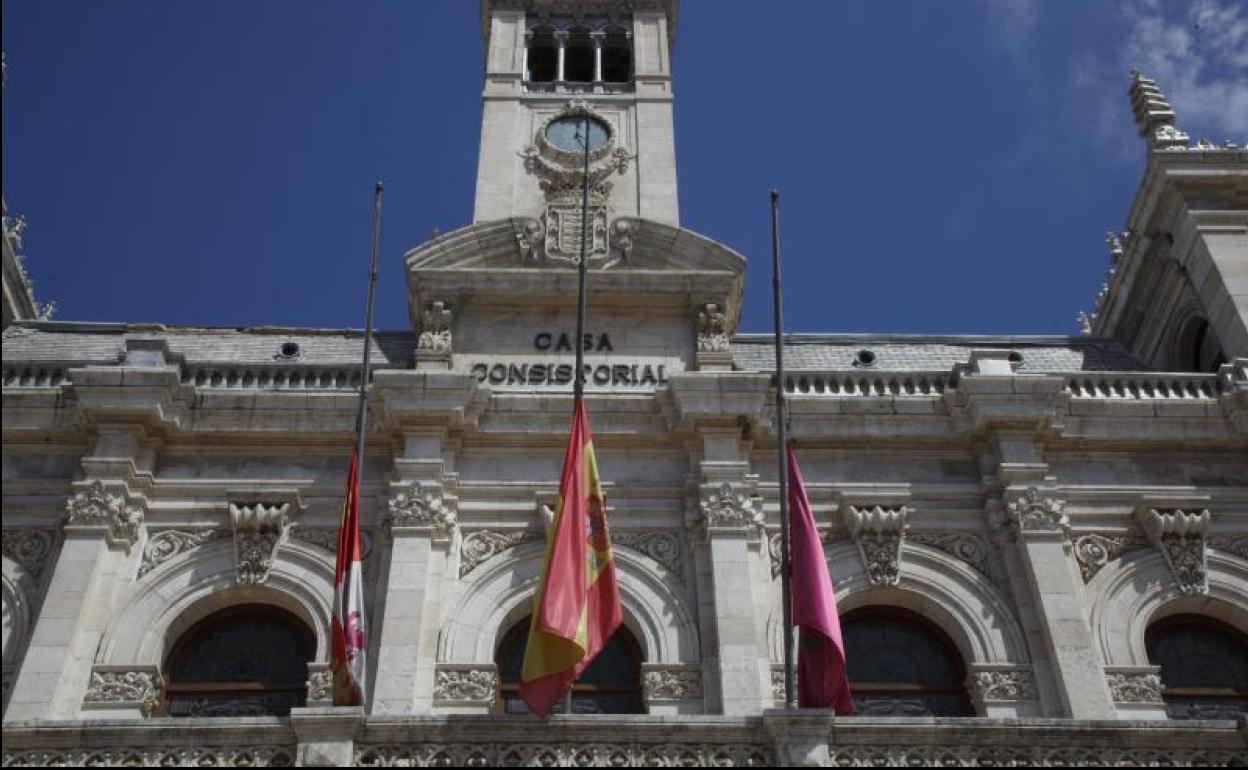 Banderas a media asta en el Ayuntamiento de Valladolid después de que el Ayuntamiento decretara el luto. 