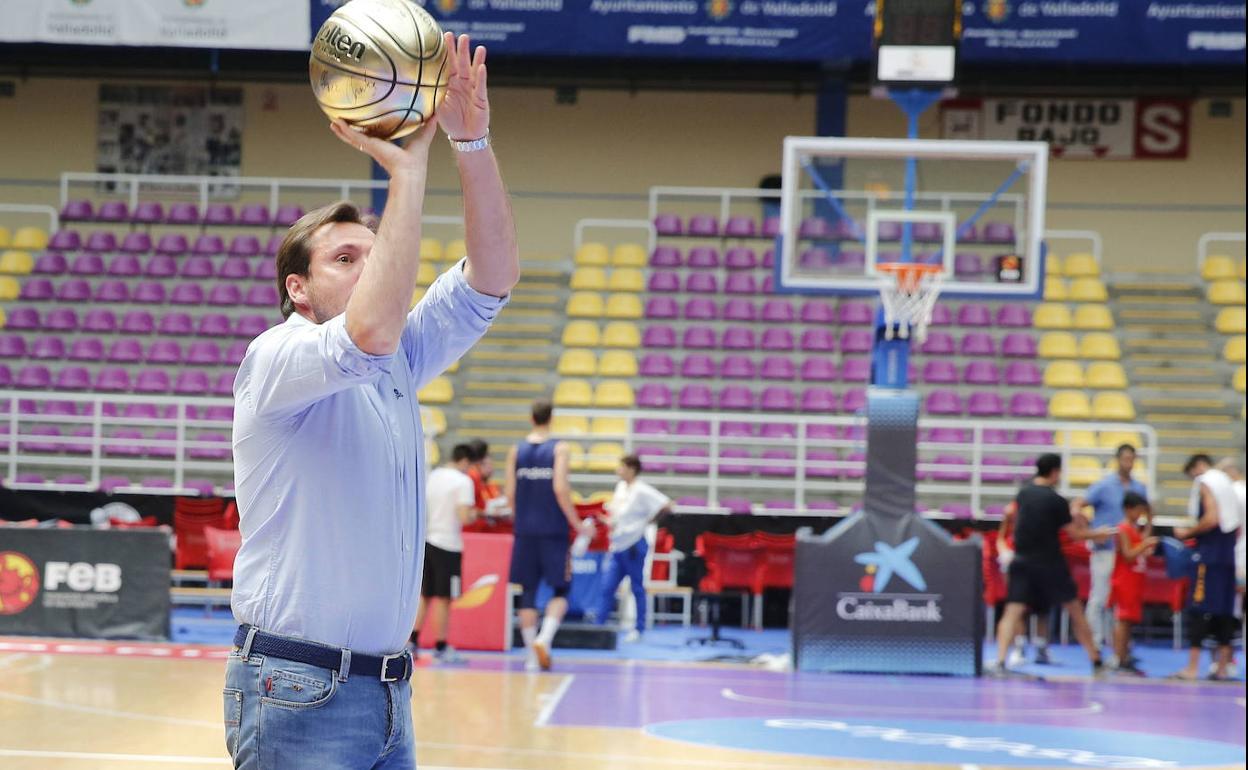 Puente, en un foto de archivo, lanza a canasta en el Pisuerga. 