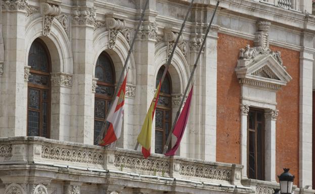 Valladolid inicia diez días de luto por las víctimas del coronavirus con las banderas a media asta