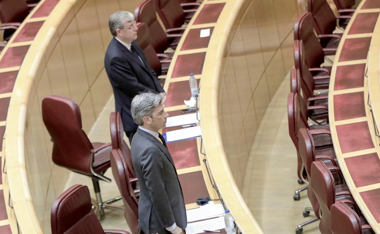El senador del Partido Popular Antonio Silván; y el diputado del PP Andrés Lorite, guardan un minuto de silencio por los fallecidos por Covid-19 al inicio de la sesión de la Comisión Mixta de Control Parlamentario de la Corporación RTVE.