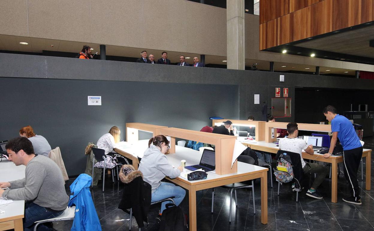Estudiantes en la biblioteca de la UVa
