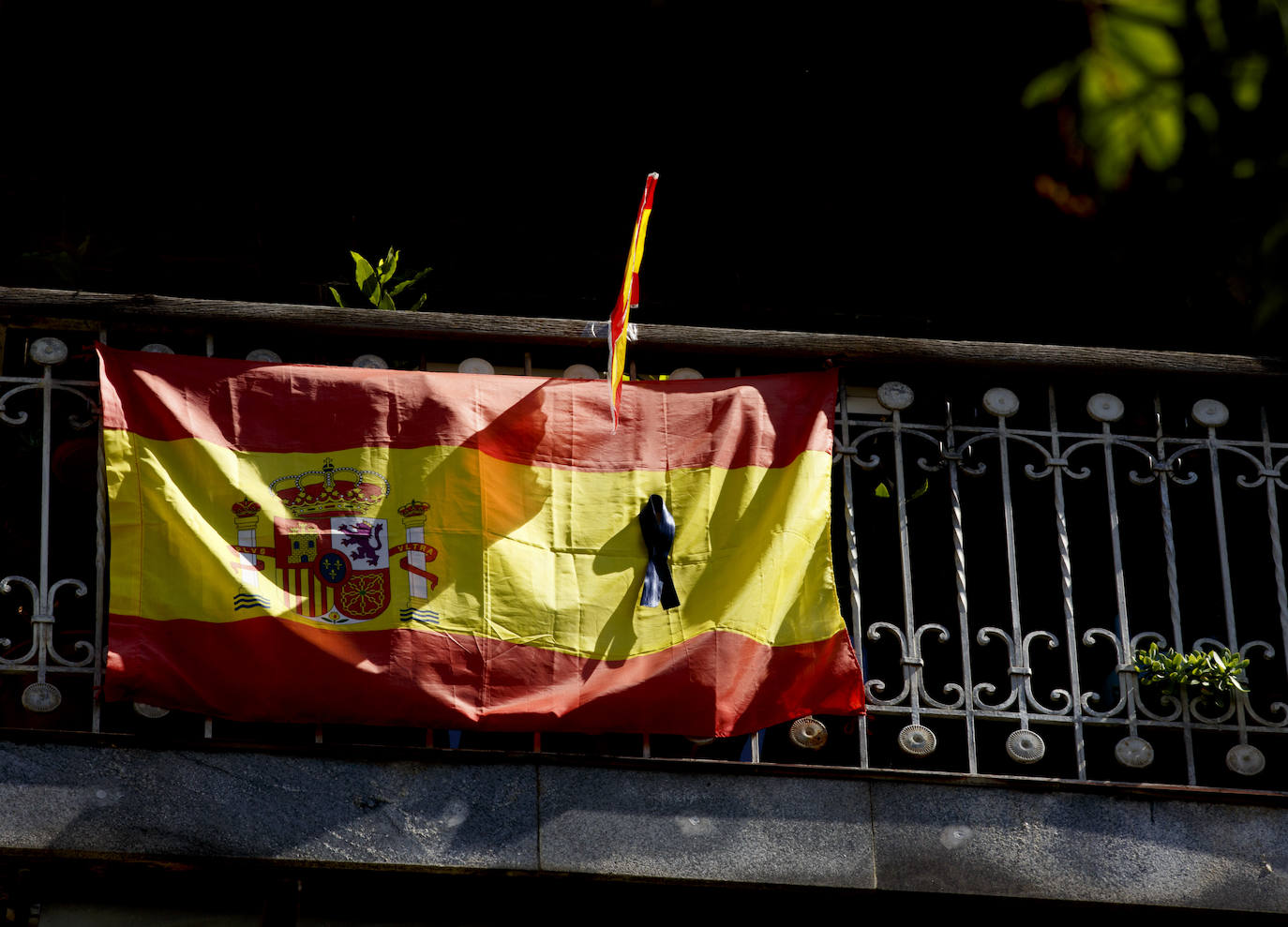 Los vallisoletanos han homenajeado hoy a las víctimas del coronavirus colocando en balcones y ventanas banderas de España y de Castilla y León con crespones negros. 