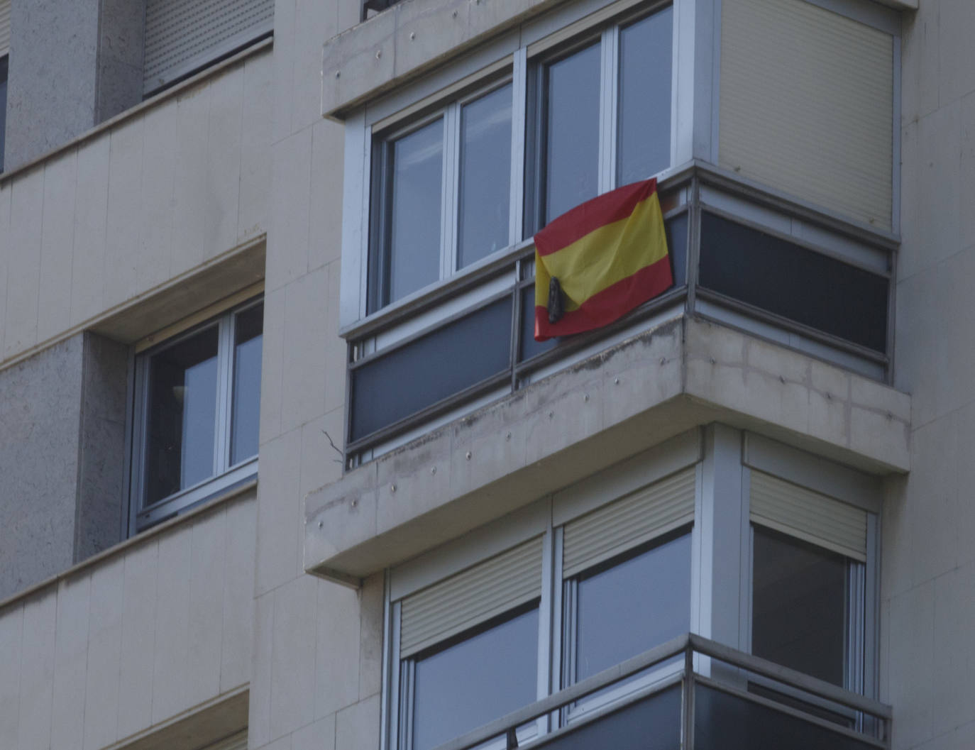 Los vallisoletanos han homenajeado hoy a las víctimas del coronavirus colocando en balcones y ventanas banderas de España y de Castilla y León con crespones negros. 