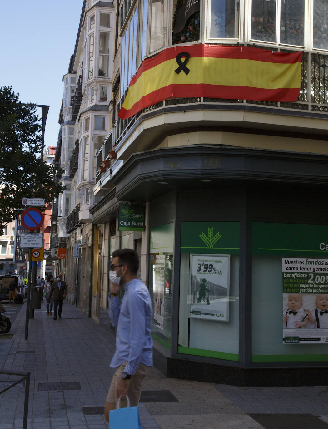 Los vallisoletanos han homenajeado hoy a las víctimas del coronavirus colocando en balcones y ventanas banderas de España y de Castilla y León con crespones negros. 