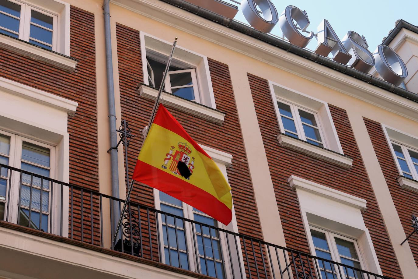 Los vallisoletanos han homenajeado hoy a las víctimas del coronavirus colocando en balcones y ventanas banderas de España y de Castilla y León con crespones negros. 