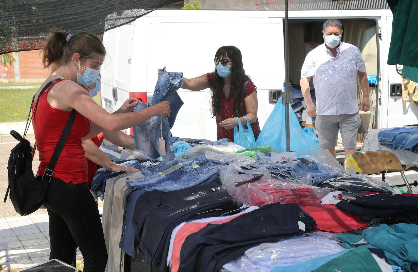 Las medidas sanitarias condicionan el arranque de los comerciantes ambulantes en la capital.