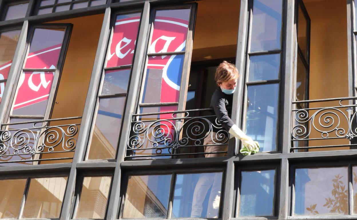 Alicia Castrodeza limpia los cristales de la galería de la nueva Villa Paramesa, que espera abrir a mediados de junio. 