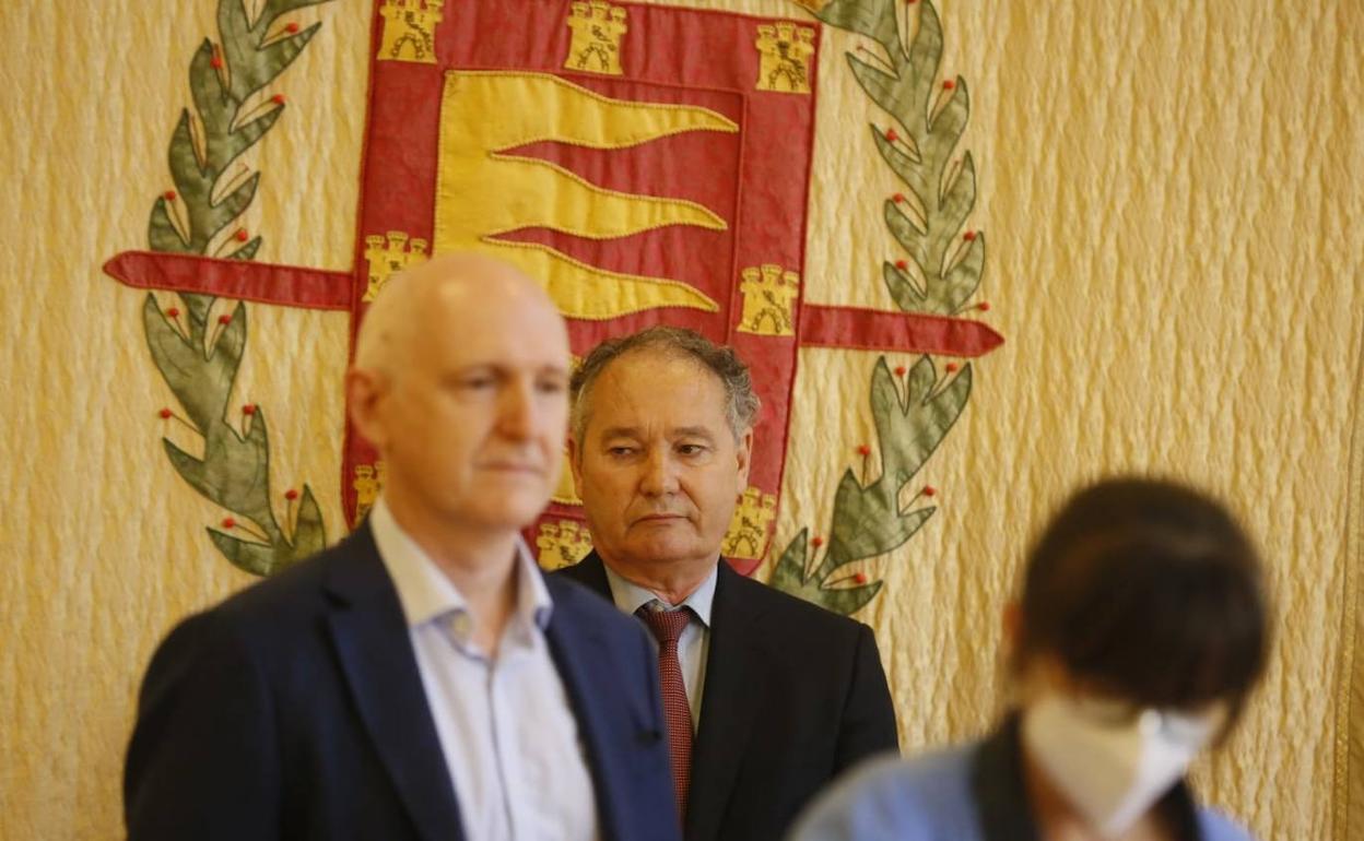 El nuevo edil de Seguridad y Salud Pública, Alberto Palomino, en primer término, con José Antonio Otero al fondo.