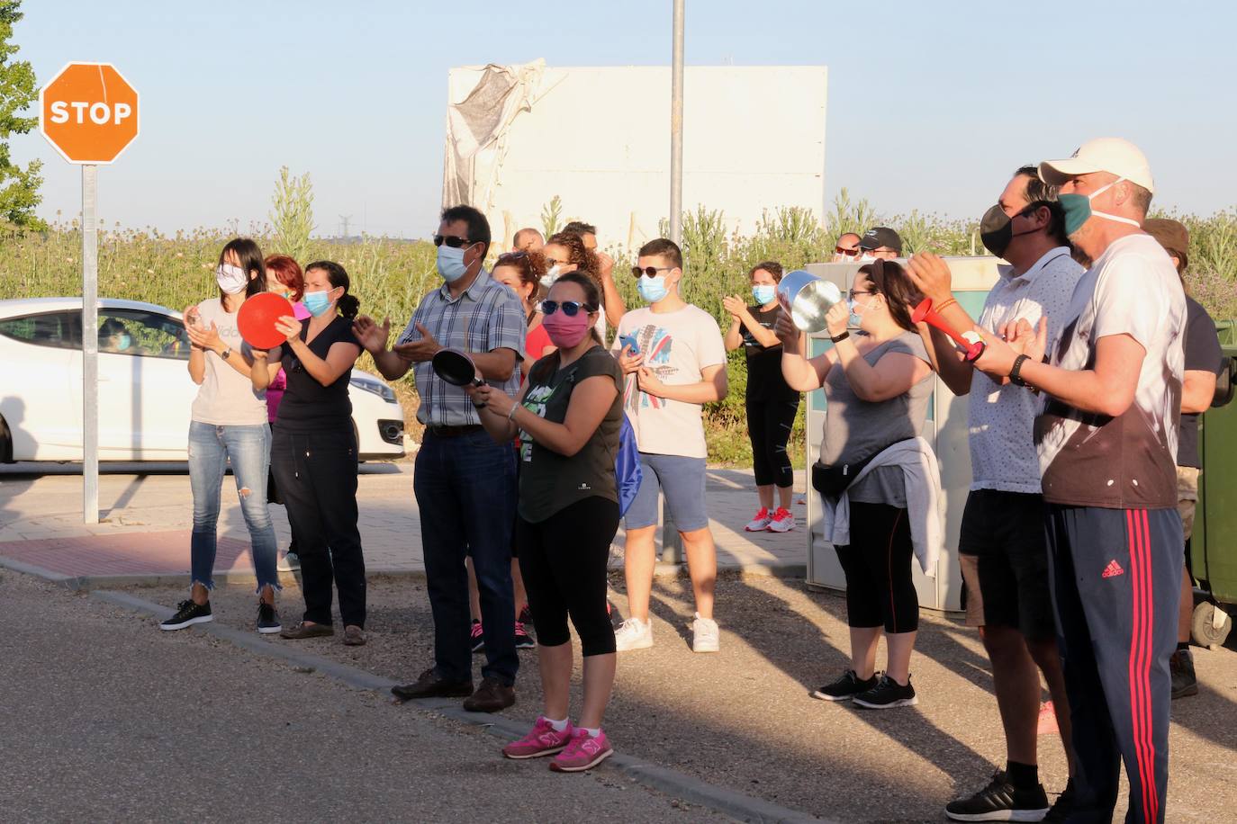 Los residentes de la calle El Naval se movilizaron después de que los inquilinos, dos parejas con niños, realizaran «una barcacoa en el salón»