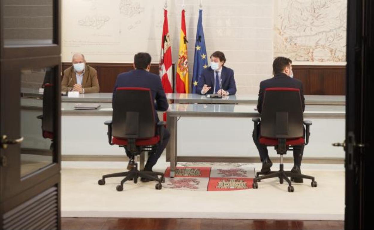 Alfonso Fernández Mañueco, durante la reunión de la pasada semana con todos los partidos políticos en Presidencia, junto a Francisco Igea (izq) y, de espaldas Raúl de la Hoz (PP) y Luis Tudanca (PSOE).