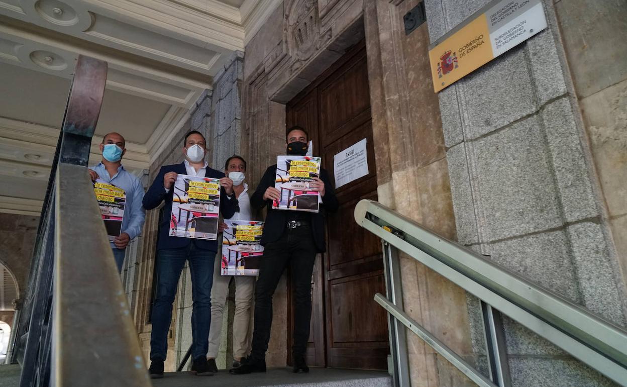 Representantes de los hosteleros de Salamanca, en la puerta de la Subdelegación del Gobierno.