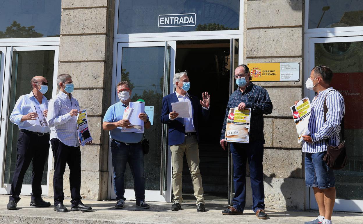 Los hosteleros enumeran sus propuestas al subdelegado, Ángel Miguel.