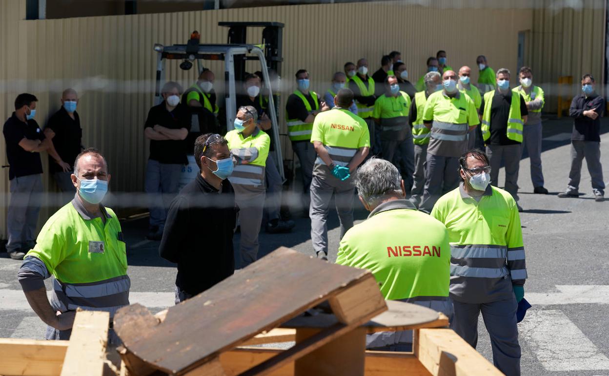 Protesta de los trabajadores de la planta abulense de Nissan por el cierre de las factorías de Barcelona.