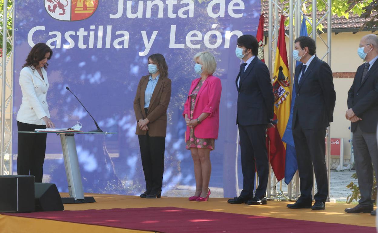 Toma de posesión de la nueva consejera de Empleo e Industria, Ana Carlota Amigo. 